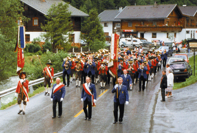 Ausservillgraten 1989: Gemeinsamer Umzug mit den Freunden in Ausservillgraten