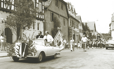 Festumzug 1976 durch die Stadt